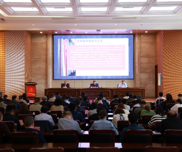 稳扎稳打，，持续开拓奋进； 思绪立异，，力争优质生长