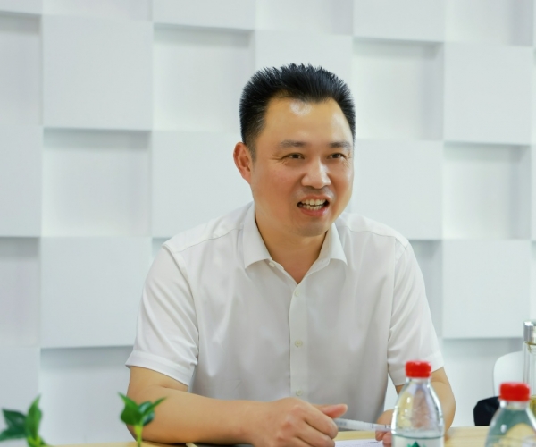 嘉兴国家高新区管委会俞春明主任调研AG8亚洲游戏国际集团丝绸，，为生长鼓劲?